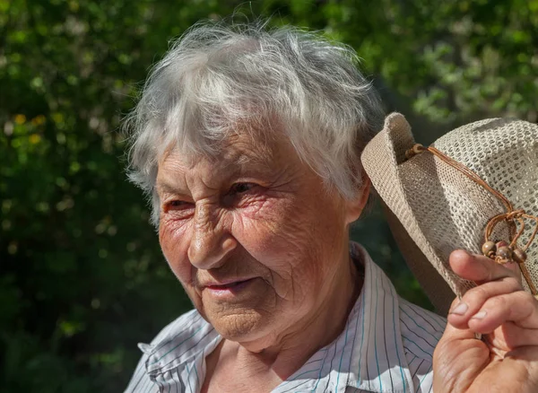 Ηλικιωμένη γυναίκα με καπέλο. — Φωτογραφία Αρχείου