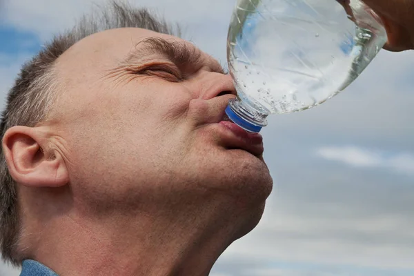 Adult man drinking water. — Stock Photo, Image