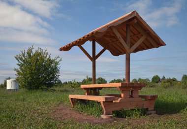 Kapalı park bankında.