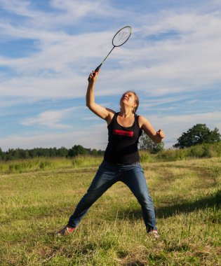genç kadın badminton oynarken.