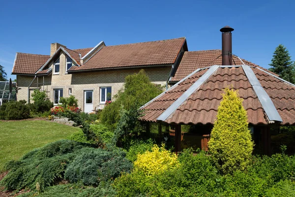 Casa rural y jardín . — Foto de Stock