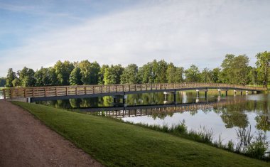 Göl ve köprü manzarası.