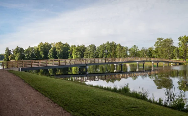 Göl ve köprü manzarası.