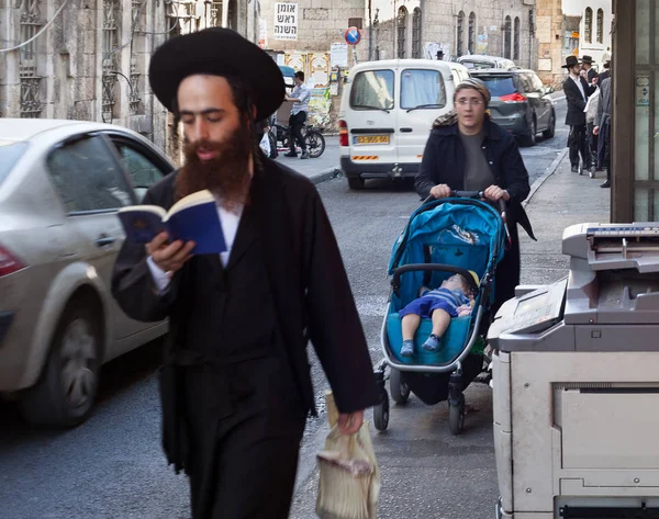 Pessoas na rua de Jerusalém . — Fotografia de Stock