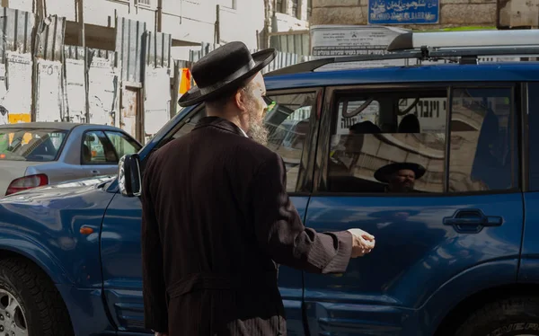 Люди на улице Иерусалима . — стоковое фото
