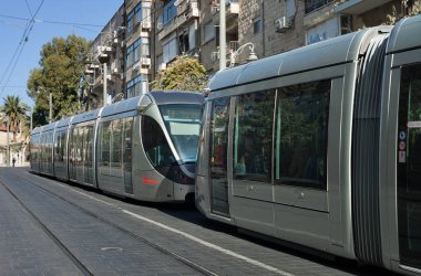 Kudüs'ün sokakta modern tramvay. 