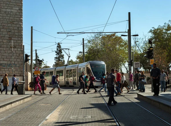 Moderne straßenbahn auf der straße von jerusalem. — Stockfoto