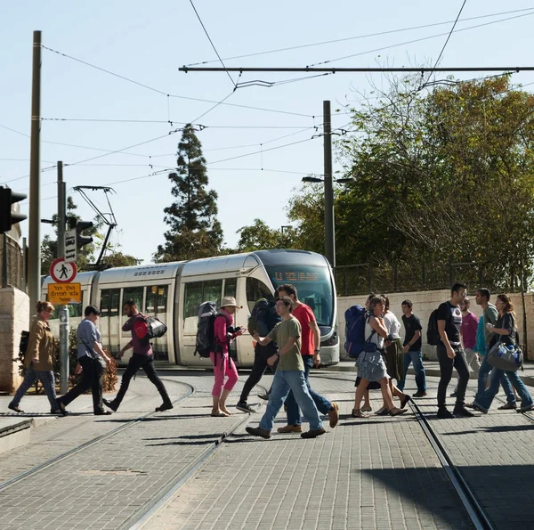 Modern spårvagn på gatan av Jerusalem. — Stockfoto