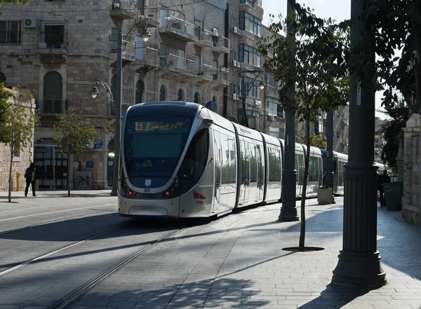 Modern tram on the street of Jerusalem. — Stock Photo, Image