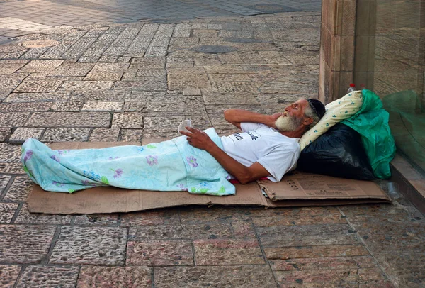 Sans-abri dormant dans la rue . — Photo
