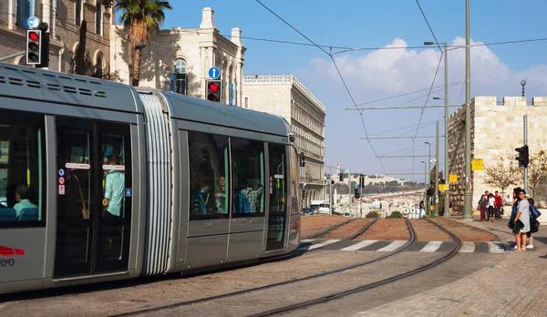 Moderne Straßenbahn fährt die Straße von jerusalem entlang. — Stockfoto