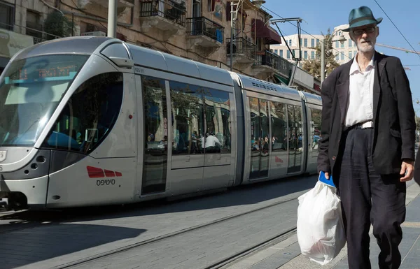 Nowoczesny tramwaj na ulicy Jerozolimy. — Zdjęcie stockowe