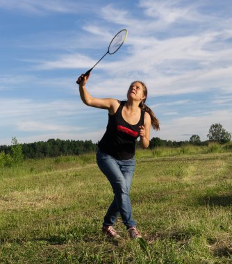 genç kadın badminton oynarken.