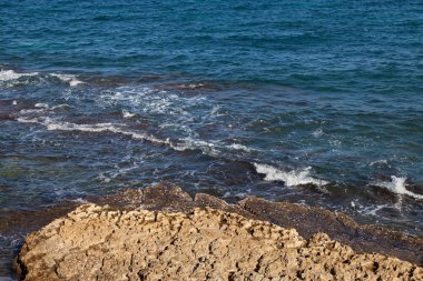 Sahil şeridi üzerinde su sıçrama.