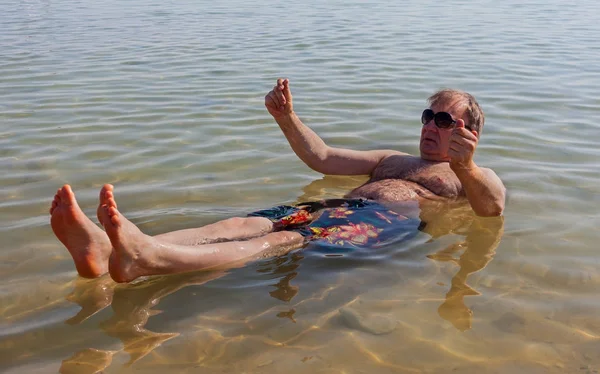 Hombre relajándose en el agua . — Foto de Stock
