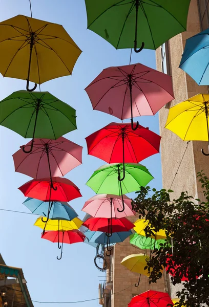 Wielobarwny parasole na ulicy. — Zdjęcie stockowe
