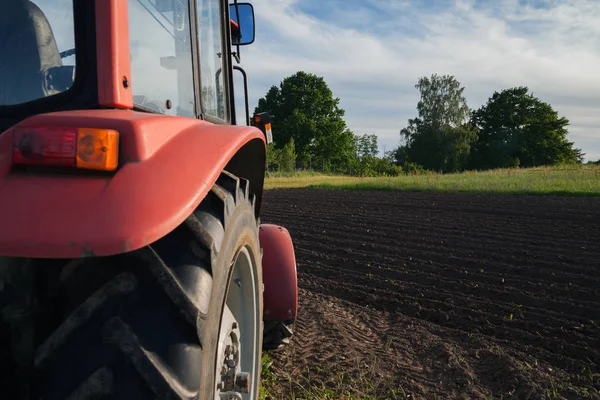 Feld mit Kartoffelfurchen. — Stockfoto