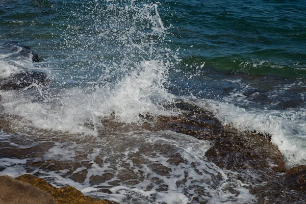 Sahil şeridi üzerinde su sıçrama. — Stok fotoğraf
