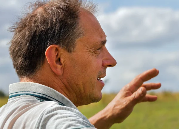 Homem no campo . — Fotografia de Stock