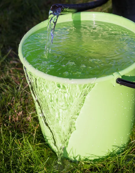 Cubo lleno de agua . — Foto de Stock