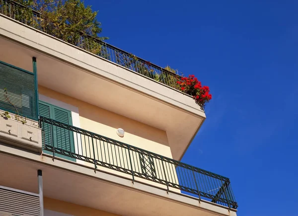 Balcony with flowers in Italy. — Stock Photo, Image