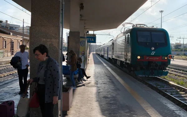 Treno su una stazione di Barletta . — Foto Stock