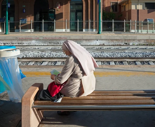 Femme religieuse sur une station de Barletta . — Photo