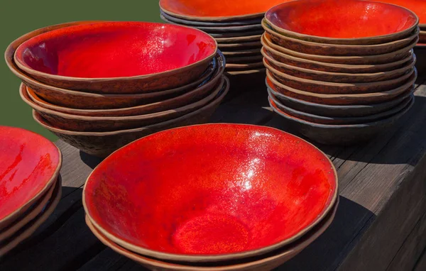 Ceramik servies op een tafel. — Stockfoto