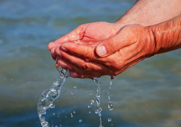 Hände mit Meerwasser. — Stockfoto