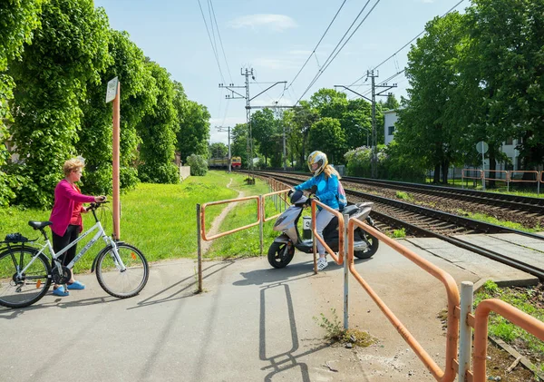 Zwei Frauen überqueren eine Bahnstrecke. — Stockfoto