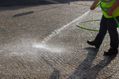 Sokağı temizliyorum..