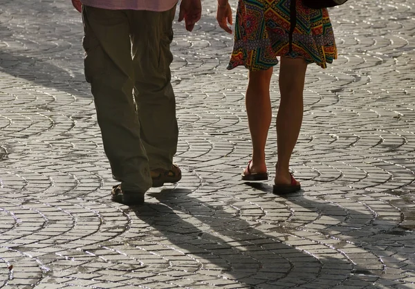 Homem e mulher caminhantes . — Fotografia de Stock
