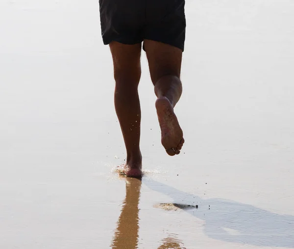 Correndo pernas na praia . — Fotografia de Stock