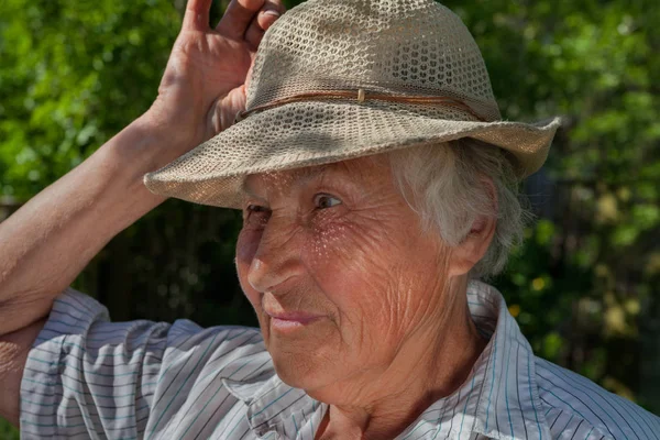 Starsza kobieta w kapeluszu. — Zdjęcie stockowe