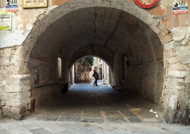 Bir kemer ile sokak.