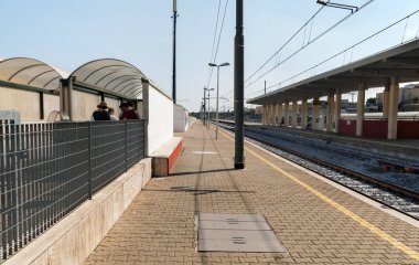Tren istasyonu platformları.