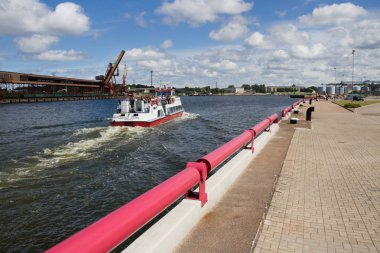 Küçük bir gemi üzerinde turist bir grup.