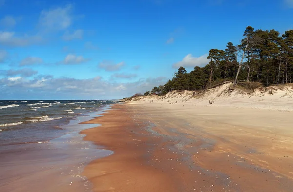 Baltské moře pobřeží v Lotyšsku. — Stock fotografie