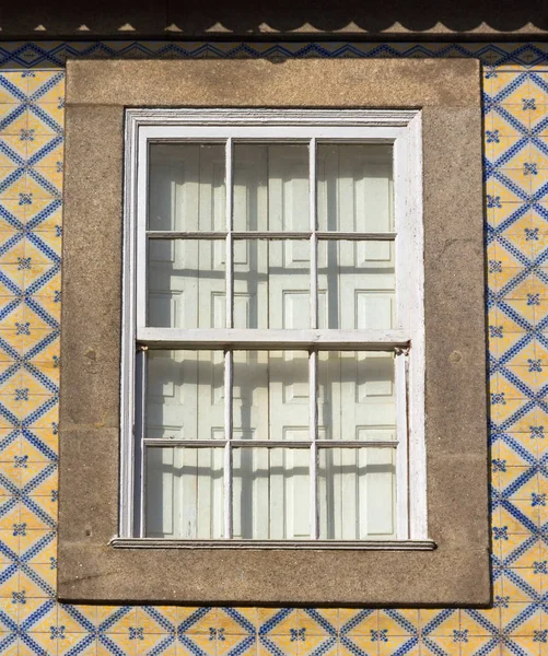 Close window outside. — Stock Photo, Image