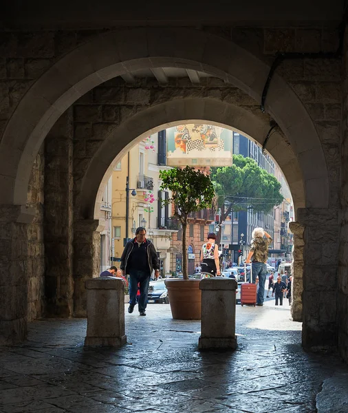 Vista a la calle con un arco . — Foto de Stock