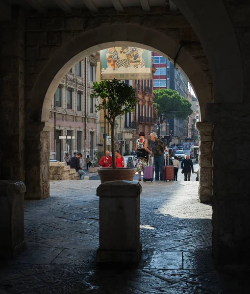 Vista para a rua com um arco . — Fotografia de Stock