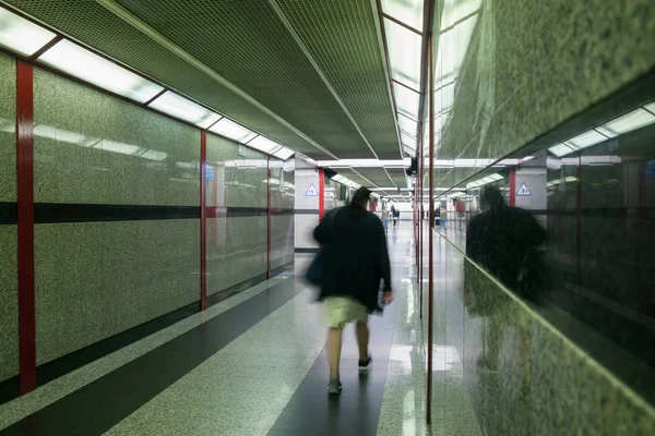 Υπόγεια διάβαση σε ένα σταθμό του μετρό. — Φωτογραφία Αρχείου