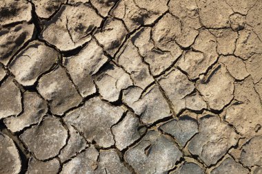 Bir alan kırık yere.