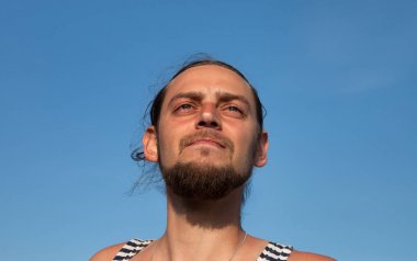 Genç adam denizci.