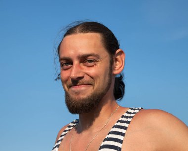 Genç adam denizci.