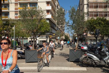 Bisiklet ile işlek cadde.