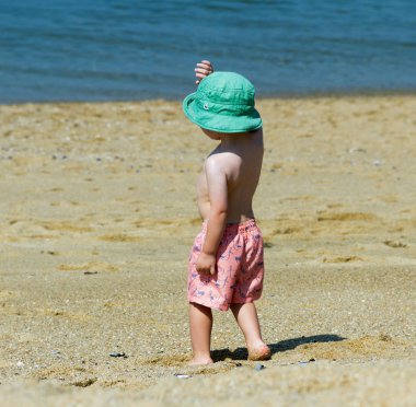 Kumlu sahilde bebek.