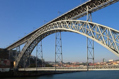  douro Nehri üzerinde köprü.