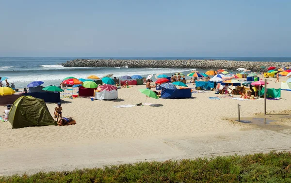 Vahşi kumsal üzerinde çadır.