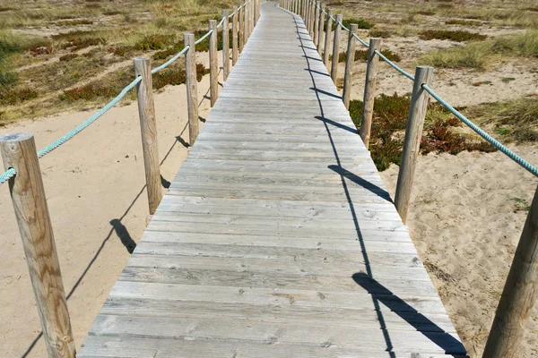 砂浜で木製の遊歩道. — ストック写真